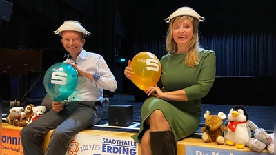 Jutta Kistner, Geschäftsführerin der Stadthalle, und Hermann Seiler, Leiter der Unternehmenskommunikation der Sparkasse Erding-Dorfen stellten das Programm des Kindertheaters launig vor. (Foto: Stadthalle Erding)