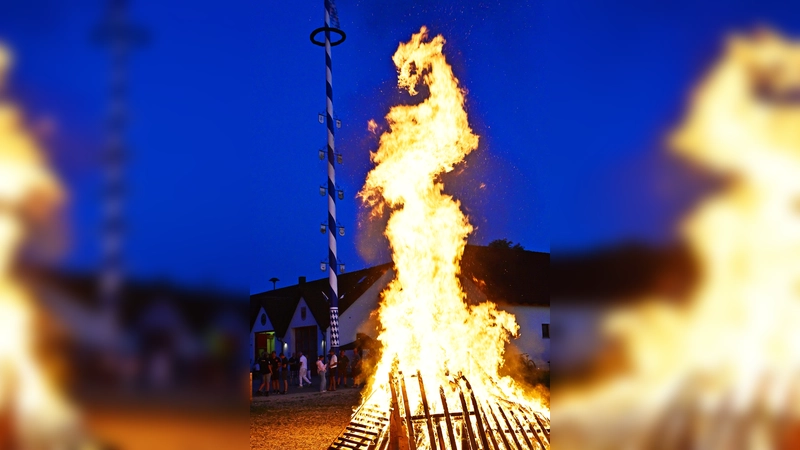 Zwei Traditionen eng beieinander: Der Maibaum und das Sonnwendfeuer, das Dämonen, Krankheiten und Missernten abwehren sollte. (Foto: R. Lex)