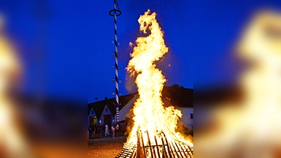 Zwei Traditionen eng beieinander: Der Maibaum und das Sonnwendfeuer, das Dämonen, Krankheiten und Missernten abwehren sollte. (Foto: R. Lex)