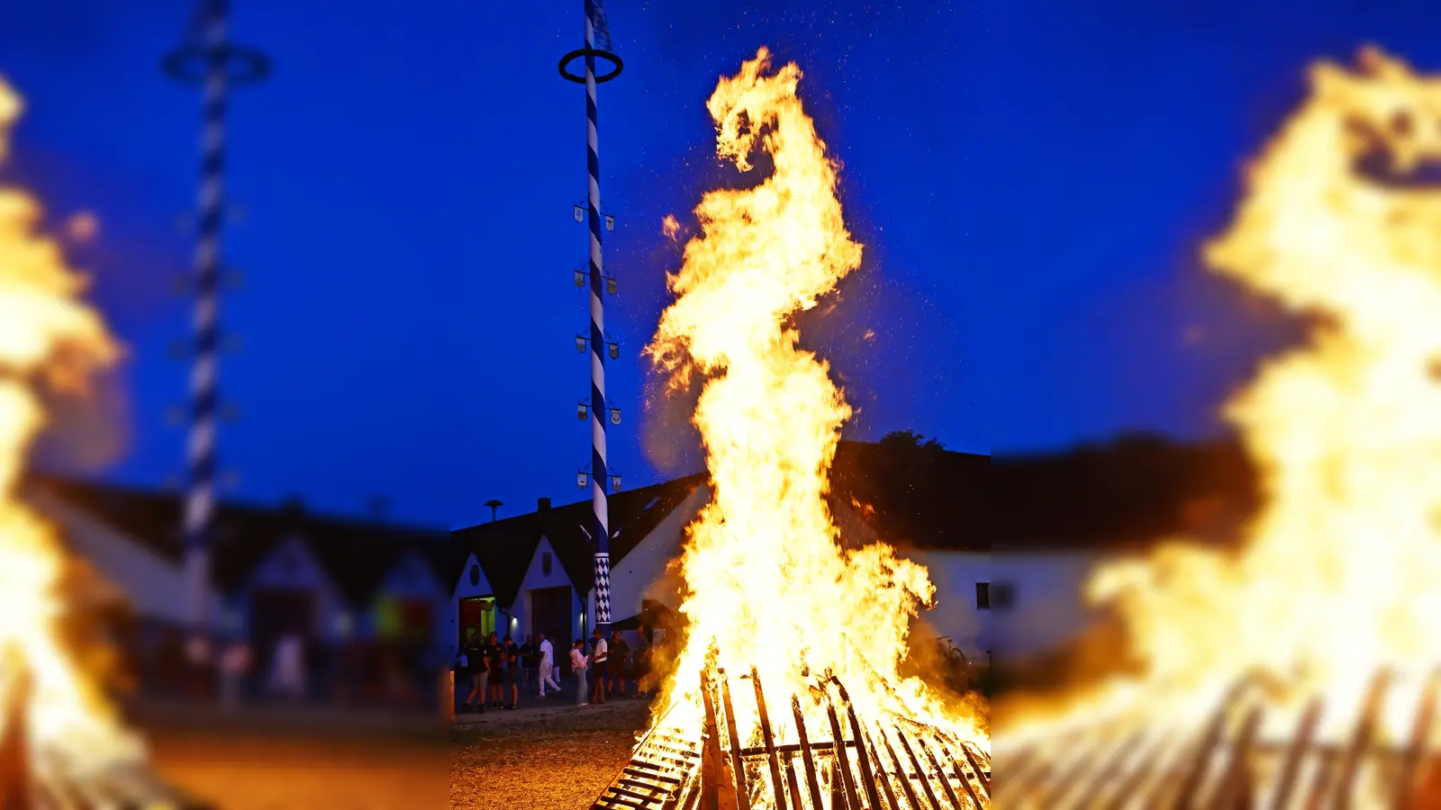Zwei Traditionen eng beieinander: Der Maibaum und das Sonnwendfeuer, das Dämonen, Krankheiten und Missernten abwehren sollte. (Foto: R. Lex)