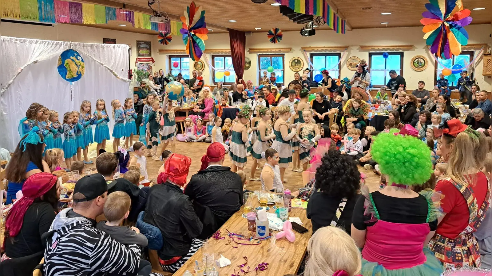 Dicht an dicht drängten sich die Gäste am Faschingssonntag beim Kinderfasching in Berglern. (Foto:  Kinderkirchenteam Berglern )