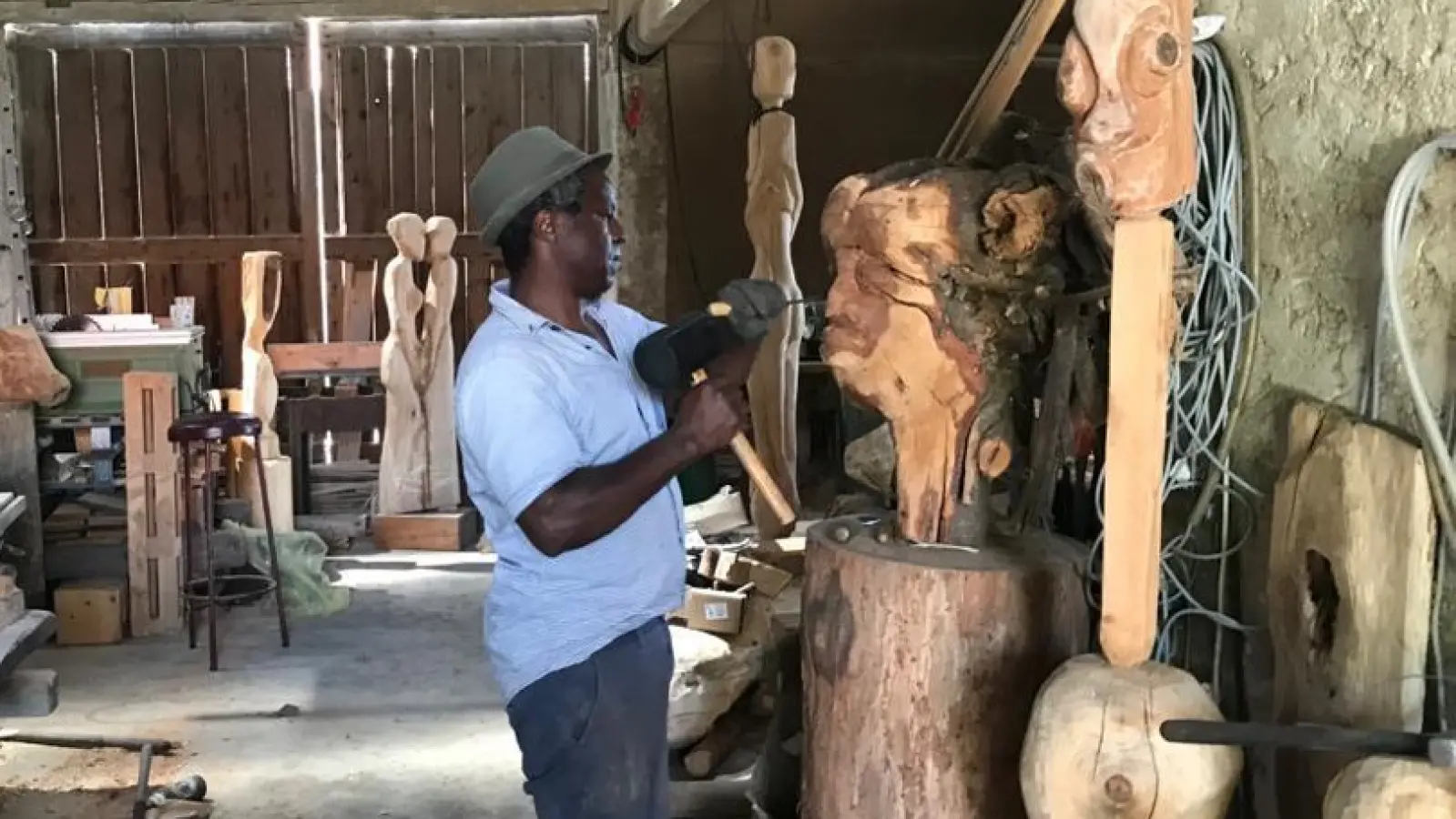 Bevorzugt arbeitet der Künstler mit Holz. (Foto: Kulturmarkt Wartenberg)