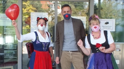 Stiftungsvorstand Jörg Breiski bei der Spendenübergabe mit den KlinikClowns "Lotti" (li.) und "Gretel" (re.). (Foto: Andrea Andrade)