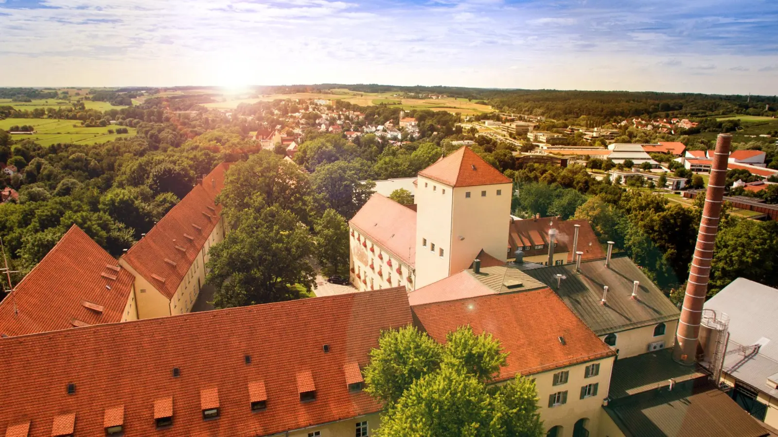 Hoch oben auf dem Berg thront die Brauerei Weihenstephan. (Foto: Weihenstephan)