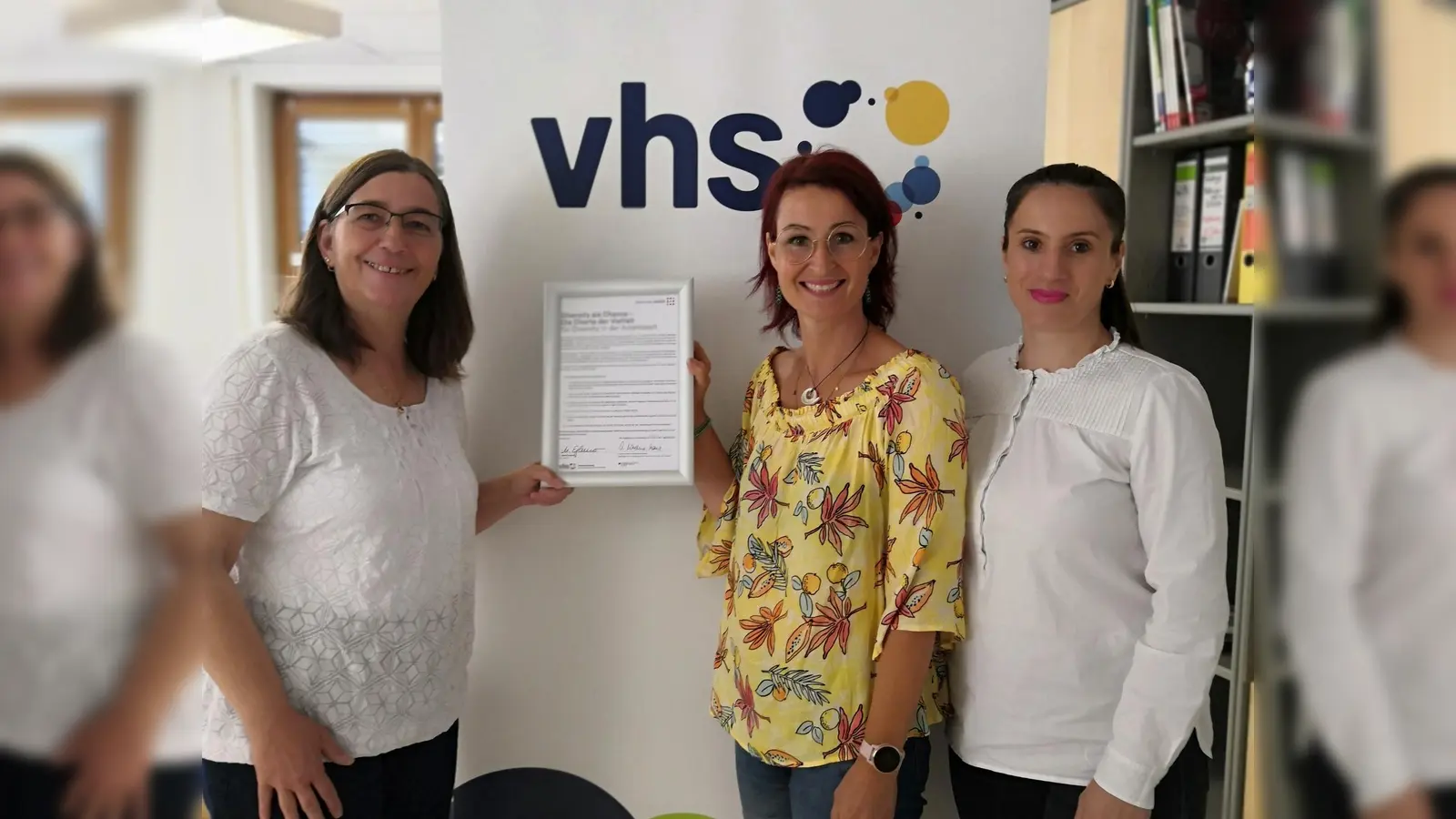 Monika Asal, Christina Bäuml und Andreea Draghici (von links) sind stolz auf die unterzeichnete Charta der Vielfalt. (Foto: Clara Kühar/VHS)