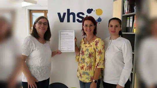 Monika Asal, Christina Bäuml und Andreea Draghici (von links) sind stolz auf die unterzeichnete Charta der Vielfalt. (Foto: Clara Kühar/VHS)