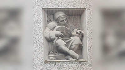 Kunstwerk von Max Heilmaier an einer Hausfassade in Isen: Am 26. August 1923, also vor bald 100 Jahren, starb der Bildhauer und Medailleur. (Foto: Verein)