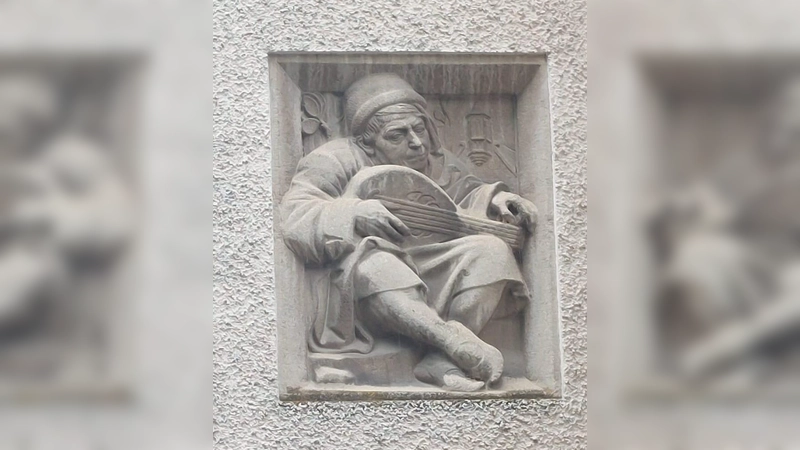 Kunstwerk von Max Heilmaier an einer Hausfassade in Isen: Am 26. August 1923, also vor bald 100 Jahren, starb der Bildhauer und Medailleur. (Foto: Verein)
