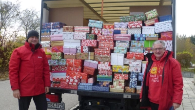 Die gesammelten Spendenpakete werden wieder (wie hier 2019) im Schwesterkino Cineplex Vilsbiburg von „Humedica e.V.” abgeholt. (Foto: Cineplex)