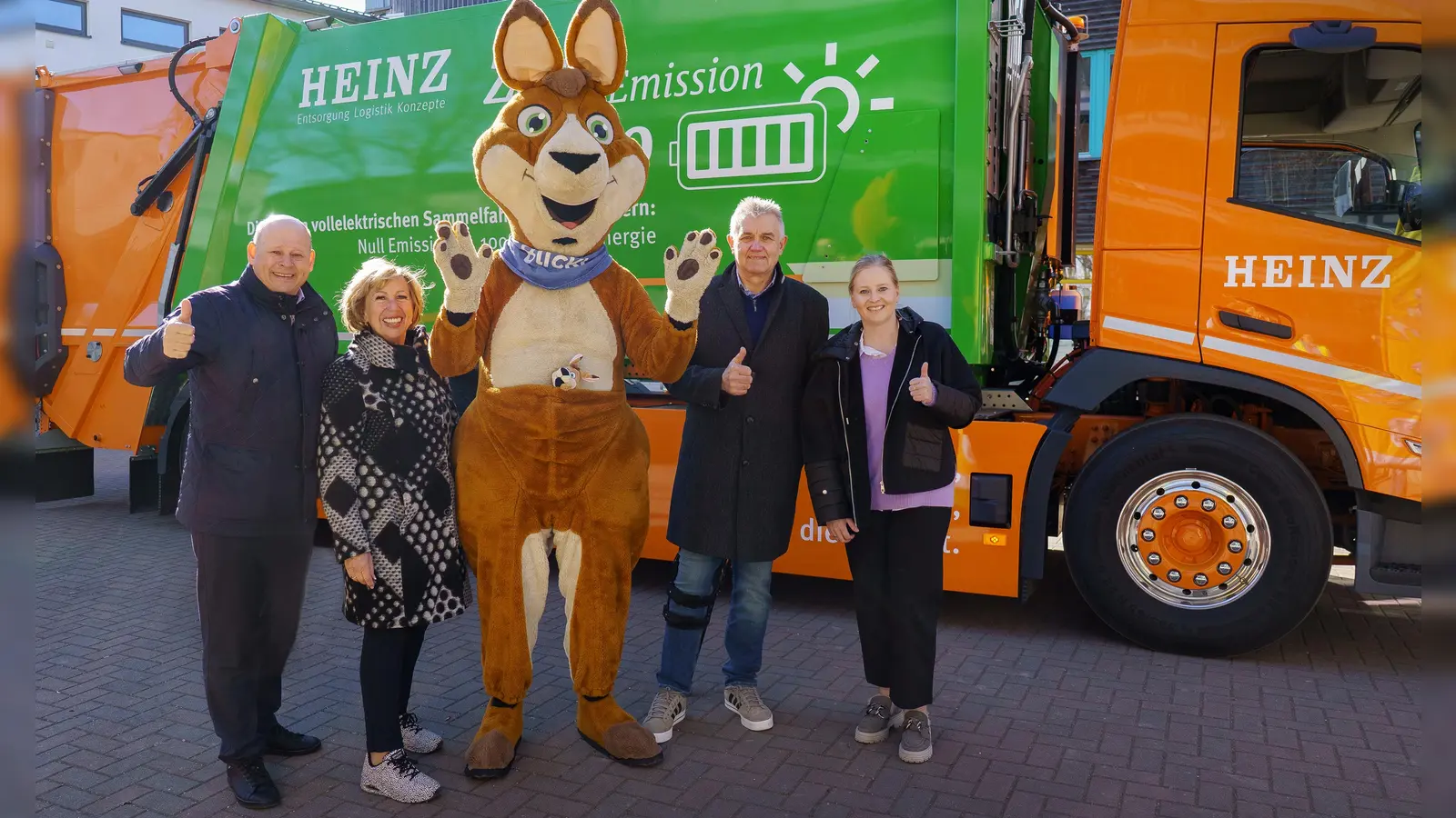 Otto Heinz, Geschäftsführer der HEINZ Entsorgung, Anita Meinelt, Stellvertreterin des Landrats, Dirk Hendler, Geschäftsführer von Blicki blickts e.V. und Gloria Heinz, Botschafterin der HEINZ Stiftung. (v.l.) (Foto: HEINZ)