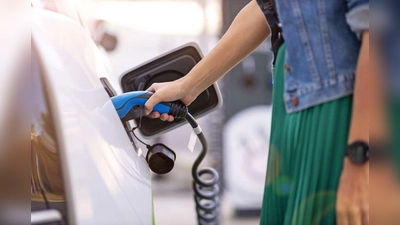 Einer Umfrage zufolge können sich viele Bundesbürger vorstellen, aufgrund der Kaufprämie von bis zu 9.000 Euro sich ein E- oder Hybridfahrzeug zuzulegen.  (Foto: djd/AutoScout24/iStockphoto/PIKSEL)