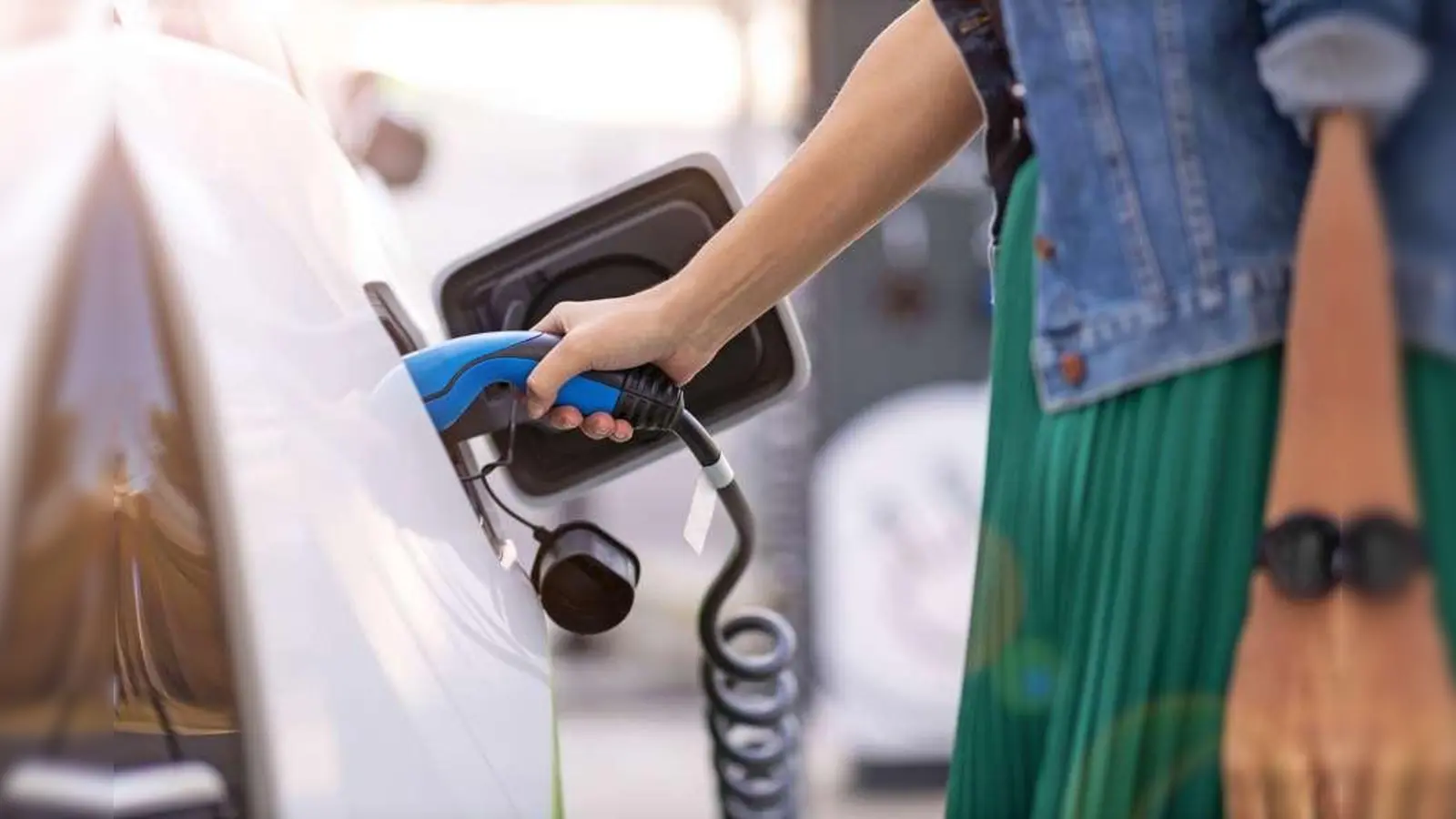 Einer Umfrage zufolge können sich viele Bundesbürger vorstellen, aufgrund der Kaufprämie von bis zu 9.000 Euro sich ein E- oder Hybridfahrzeug zuzulegen.  (Foto: djd/AutoScout24/iStockphoto/PIKSEL)