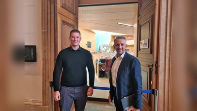 FOS-Praktikant Michael Kaefer mit dem Landtagsabgeordneten Thomas Huber (CSU).  (Foto: Büro Huber)