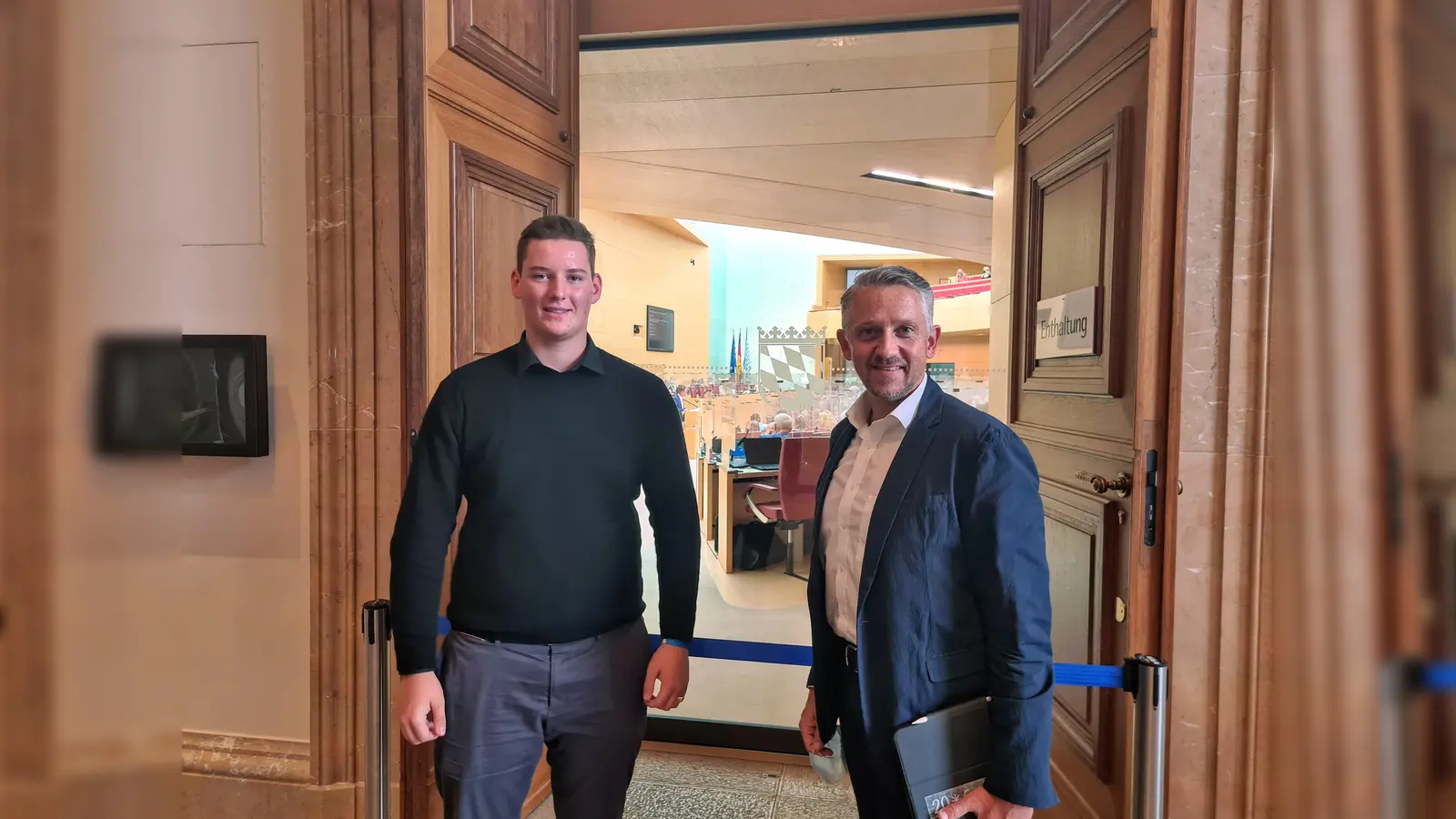 FOS-Praktikant Michael Kaefer mit dem Landtagsabgeordneten Thomas Huber (CSU).  (Foto: Büro Huber)