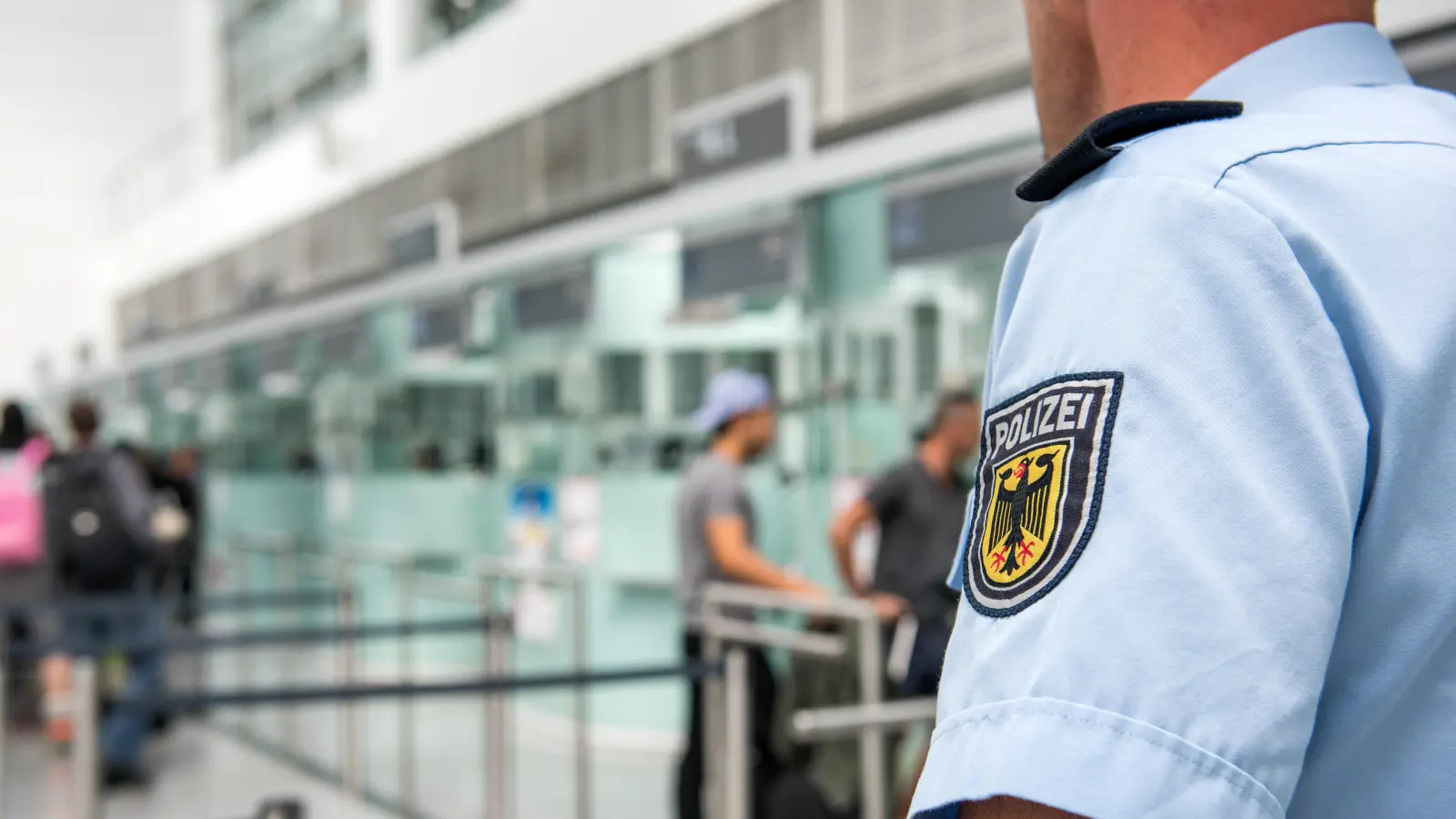 Ein junger Brite legte den Beamten bei der Einreisekontrolle einen fast komplett "entkernten" Reisepass vor. (Foto: Bundespolizei)