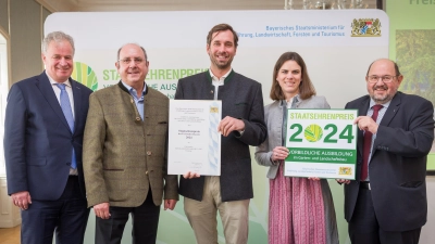 Dr. Michael Michael Karrer (links) und VGL-Präsident Gerhard Zäh (rechts) überreichten am 20. März Martin, Matthias und Laura Gaissmaier den Staatsehrenpreis. (Foto: Hauke Seyfarth/StMELF)