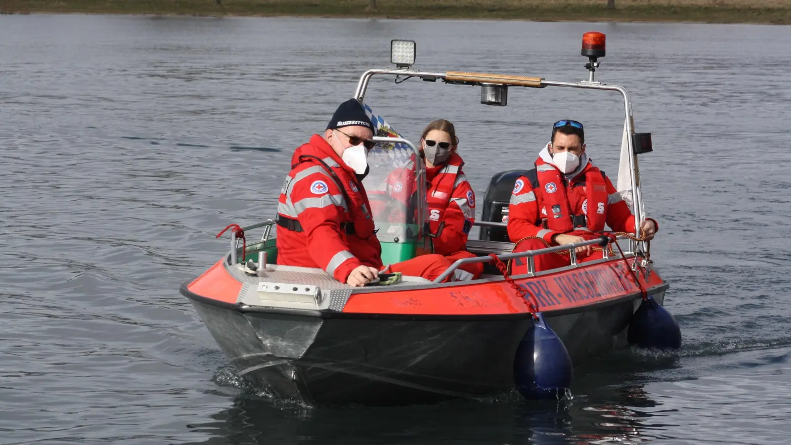 Die Moosburger Anwärterin Roxana Schug absolvierte ein Training für den Motorboot- Führerschein. (Foto: Wasserwacht Moosburg)