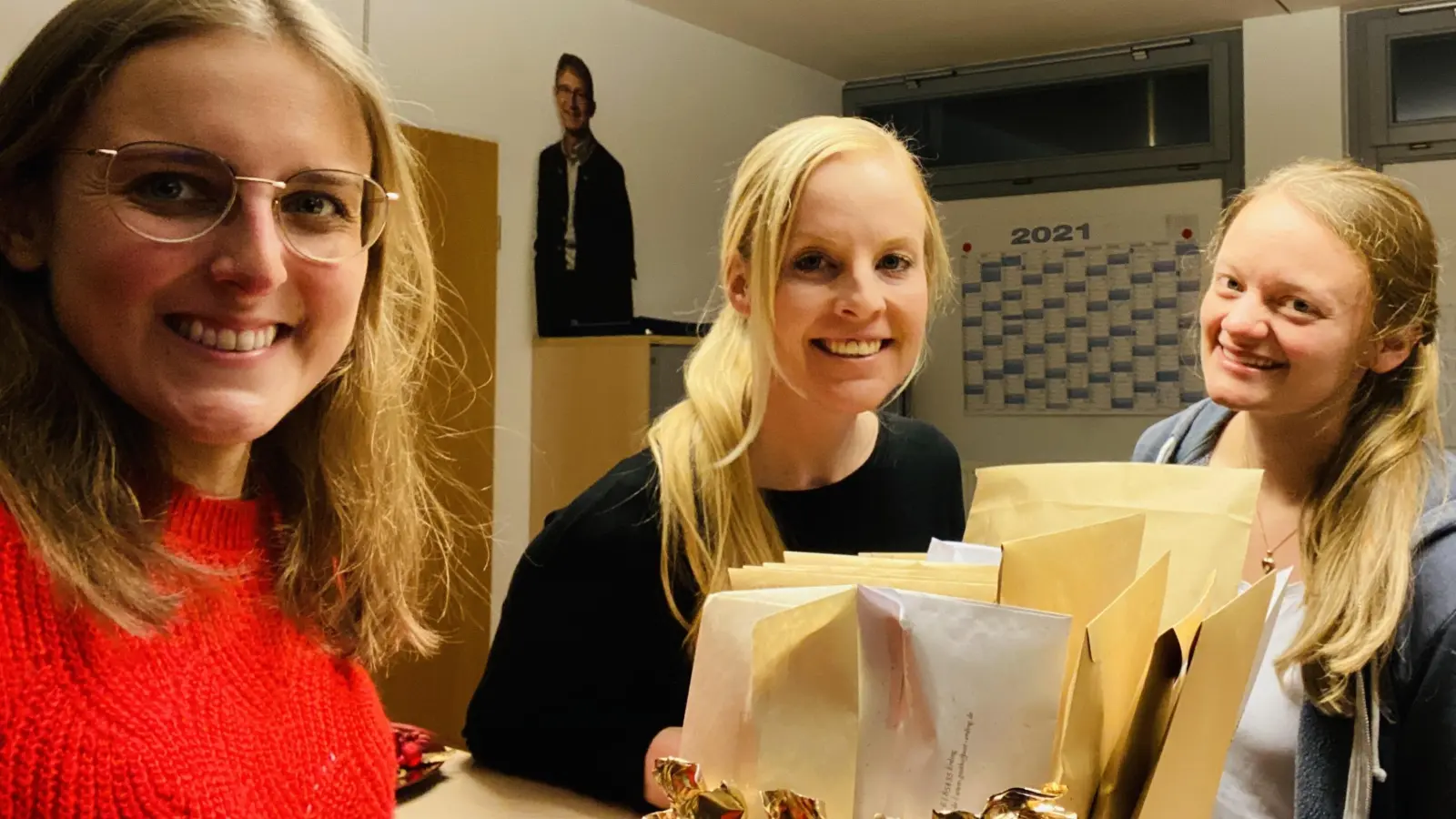 Spaß beim Weihnachtswichteln hatten die Mitglieder von FU und JU - und taten fast nebenbei Gutes! (Foto: FU)