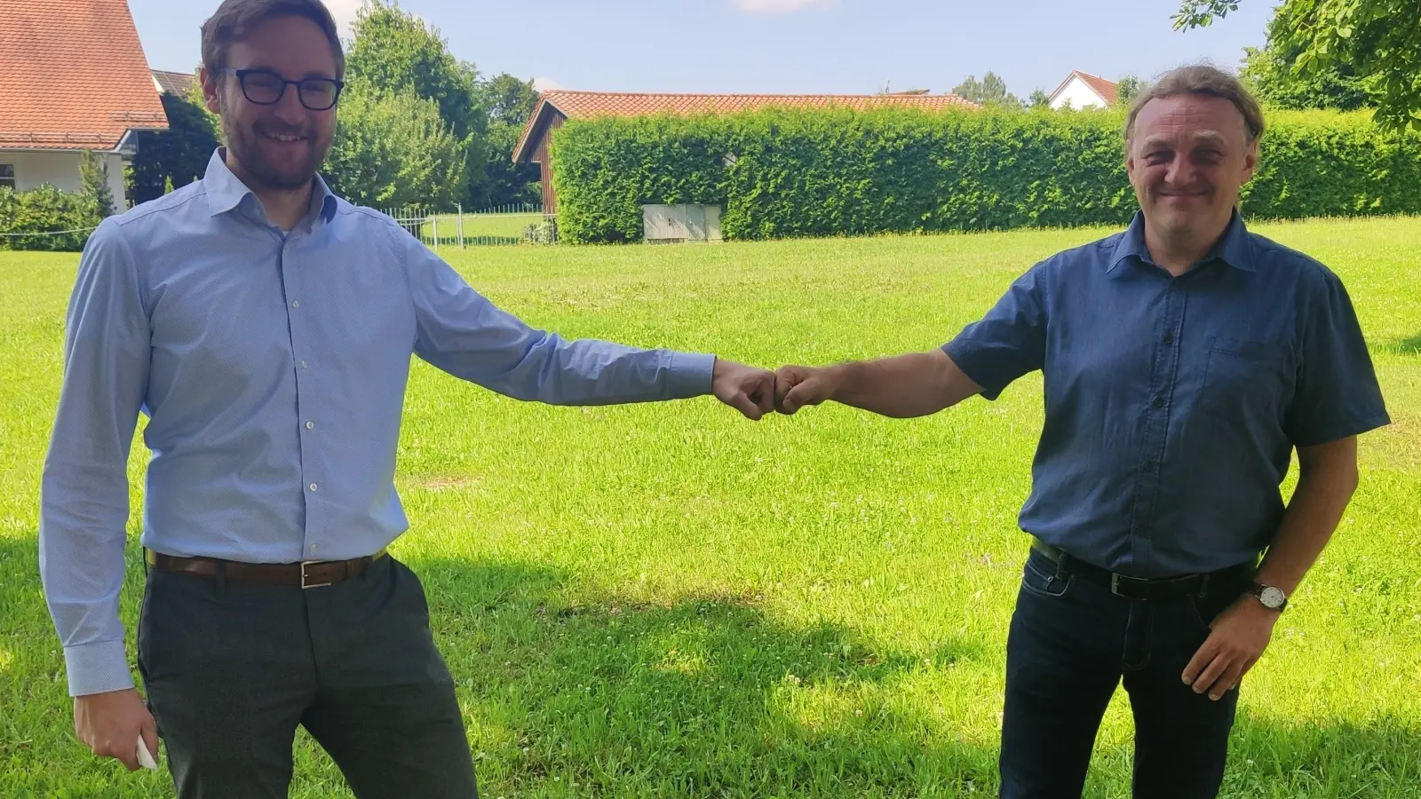 Kulturreferent Rainer Klier (li.) und Gerhard Betz, Erster Bürgermeister von Markt Nandlstadt, an der Festwiese gegenüber der Hopfenhalle, wo der Kultursommer 2021 stattfindet. (Foto: cba)
