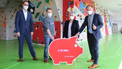 Marcell Berg (2. v.l) von Leben Bewegt e.V. freut sich über die Fördermittel, die er stellvertretend für alle in 2021 Begünstigten vom Vorstand der Stiftung der Kreissparkasse Ebersberg (v.l.): Torsten Koch, Ursula Bittner, Landrat Robert Niedergesäß) entgegennimmt. (Foto: Kreissparkasse )