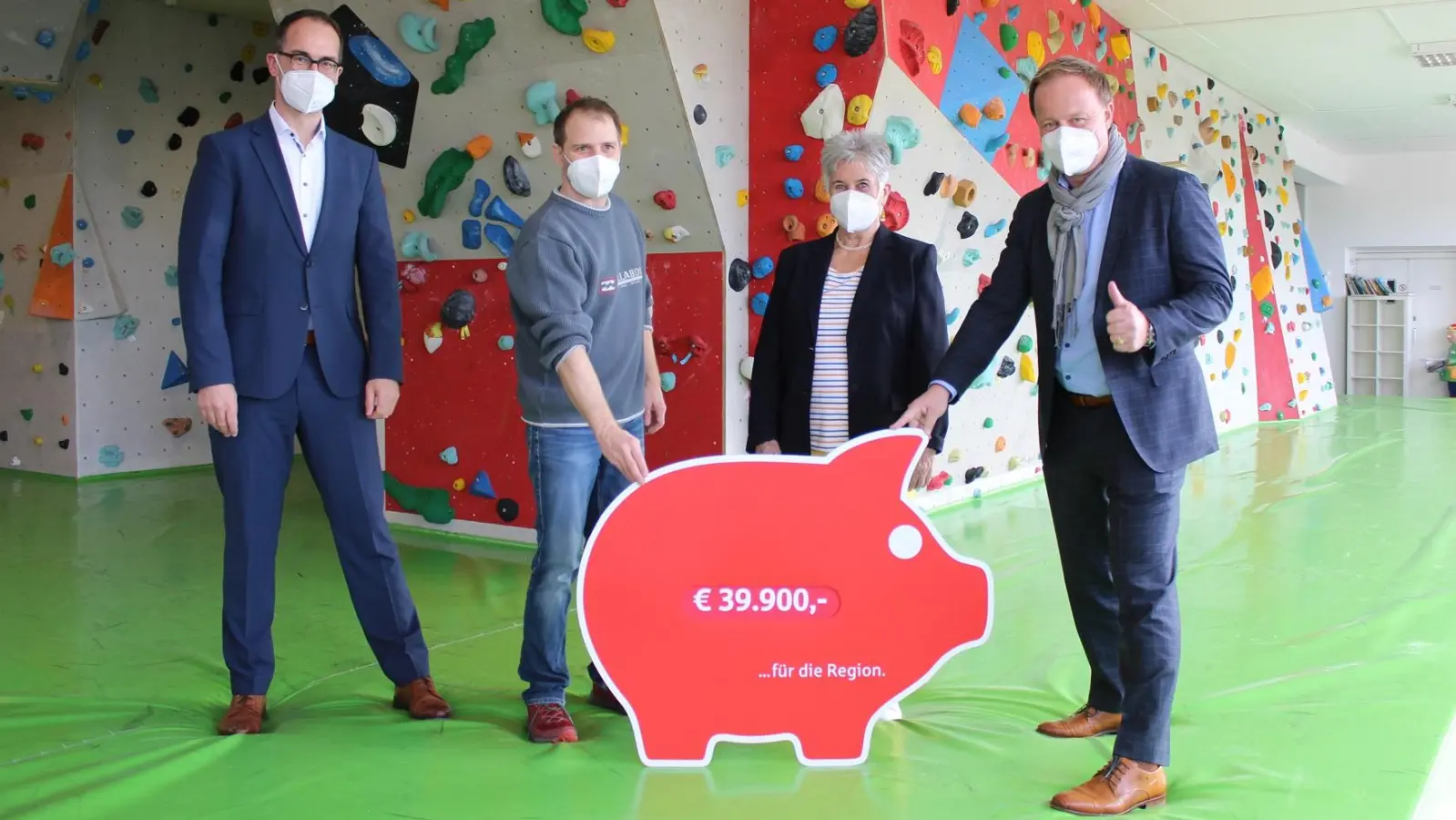 Marcell Berg (2. v.l) von Leben Bewegt e.V. freut sich über die Fördermittel, die er stellvertretend für alle in 2021 Begünstigten vom Vorstand der Stiftung der Kreissparkasse Ebersberg (v.l.): Torsten Koch, Ursula Bittner, Landrat Robert Niedergesäß) entgegennimmt. (Foto: Kreissparkasse )