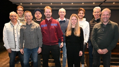 Der neue Vorstand (v.l.) Jens Lässer (Freizeit- &amp; Vergnügung), Ingo Röseler (auch Freizeit- &amp; Vergnügung), Lars Jazbinsek (technischer Leiter), Julian Merkl (Digitalisierung), Patrick Wagner (2. Vorstand &amp; Schriftführer), Dirk Rehberg (1. Vorstand), Martina Erhard (Marketing &amp; Öffentlich), Max Krug (Sportwart), Joachim Kerger (3. Vorstand &amp; Finanzen) und Claus Scholpp (ebenfalls technischer Leiter). (Foto: TC Pliening)