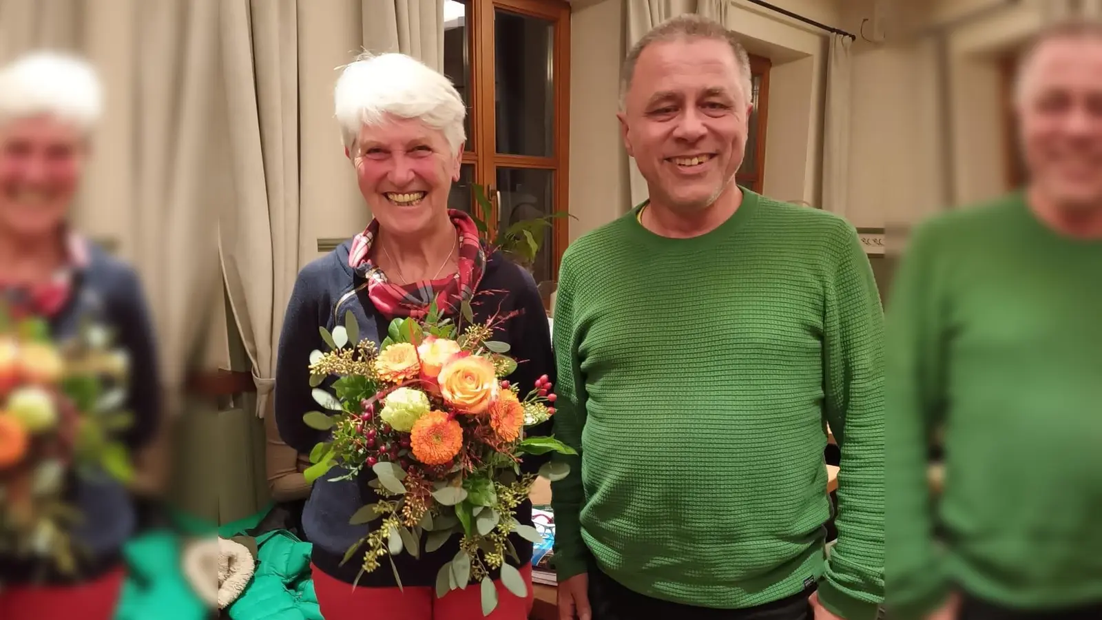 Ablösung gesucht - die langjährige Vorsitzende der Bühne Moosburg, Irene Herrmann, erklärte sich bereit noch bis zum Frühjahr weiterzumachen. Kassier Markus John überreichte ihr als Dank einen Blumenstrauß. (Foto: M.John)