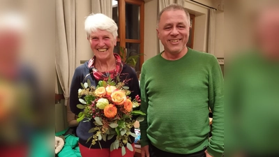 Ablösung gesucht - die langjährige Vorsitzende der Bühne Moosburg, Irene Herrmann, erklärte sich bereit noch bis zum Frühjahr weiterzumachen. Kassier Markus John überreichte ihr als Dank einen Blumenstrauß. (Foto: M.John)