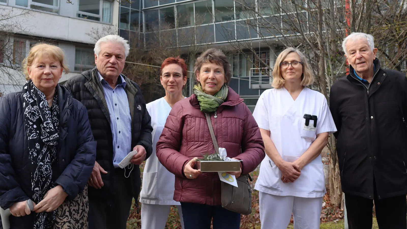 Annelie Knoch, Prof. Dr. Josef Philipp (Vorsitzender Förderverein der Palliativstation), Palliativpflegerin Sabine Czerny, Helene Höglsperger, Oberärztin Dr. Irmgard Frey und Wolf-Dieter Glöckner (Förderverein) bei der Spendenübergabe. (Foto: Klinikum Freising)