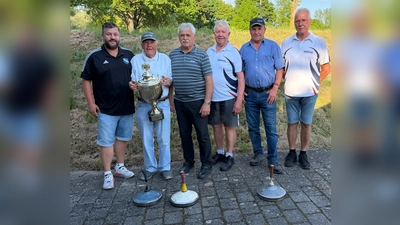 Das Siegerfoto der „Blaue Jungs” zeigt (von links) Martin Lenz, 1. Vorstand des FC Eitting, Rudi , Hias, Peter, Ernst sowie Albert Röslmair, Sportwart der Stockschützen, mit dem Wanderpokal des FC Eitting. (Foto: FC)