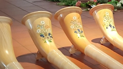 Alphörner eignen sich bestens, den Advent anzublasen. (Foto: 3klang)