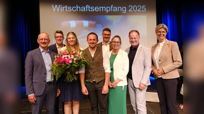 Beim Wirtschaftsempfang: Landrat Robert Niedergesäß (2.v.r.) mit namhaften Gästen aus der Verwaltung und Wirtschaft. (Foto: © Landratsamt Ebersberg )