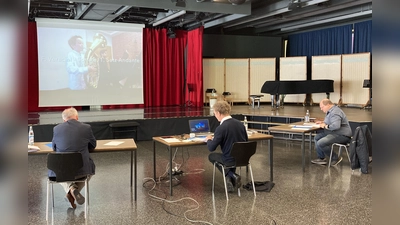 Die Jury bei der Bewertung der Videos im Pavillon der Musikschule. Auf der Leinwand Cornelius Pellmaier, Tenorhorn. (Foto: Musikschule)