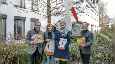 Abteilungsleiter Christian Salberg, Babybesucherinnen Kristina Eibl und Veronika Brackhane und Landrat Robert Niedergesäß (v. li.). (Foto: Landratsamt Ebersberg)
