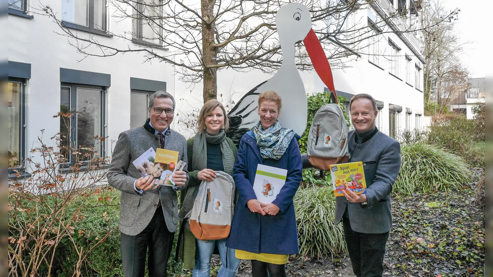 Abteilungsleiter Christian Salberg, Babybesucherinnen Kristina Eibl und Veronika Brackhane und Landrat Robert Niedergesäß (v. li.). (Foto: Landratsamt Ebersberg)