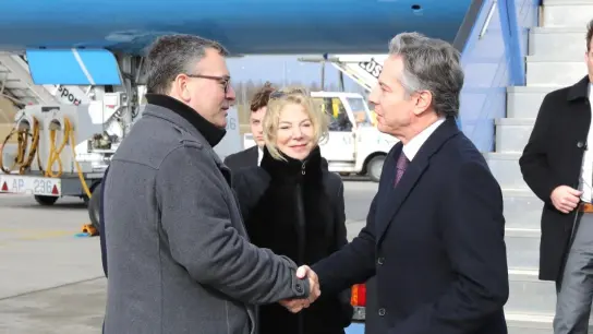 Besondere Ehre: Dr. Florian Herrmann begrüßt den amerikanischen Außenminister Blinken am Airport. (Foto: Bayerische Staatskanzlei)