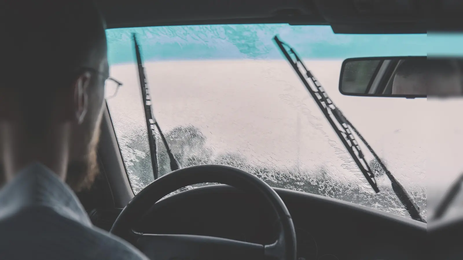 Scheibenwischer sorgen bei Schmuddelwetter für den richtigen Durchblick im Straßenverkehr. (Foto:  pixabay)