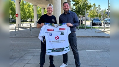 David Whitney (rechts), Pressesprecher der Erding Gladiators empfängt Cheyne Matheson am Flughafen. (Foto: Erding Gladiators)
