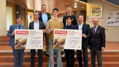 Vorne: Wolfgang Lanzinger (Schulleiter), Andreas Schäffner (Regionalleiter Sparkasse Dorfen) Denis Geist, Jonathan Bietzker (Siegerteam Vola-Agent), Matthias Dießl (Präsident der Sparkassen-Finanzgruppe), Heinz Grundner (Bürgermeister). Hinten: Michael Utschneider (Vorstandsvorsitzender Sparkass), Stefan Wägner (Fachschaft Wirtschaft).  (Foto: Sparkasse Erding/Dorfen)