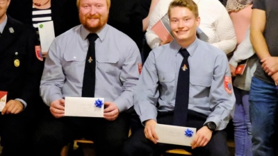 Die Gewinner der Verlosung eingerahmt von Landrat Martin Bayerstorfer und dem weiteren stellvertretenden Landrat Rainer Mehringer (l). (Foto: red)