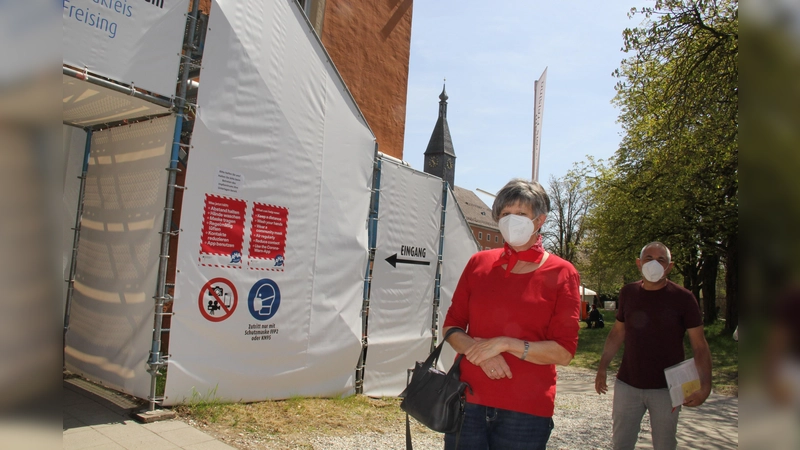 Anstehen für den Pieks tut man derzeit gern. (Foto: LRA)