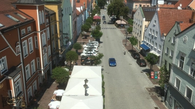 Walter Schachtner führt durch Erdings historischen Stadtkern. (Foto: sbg)
