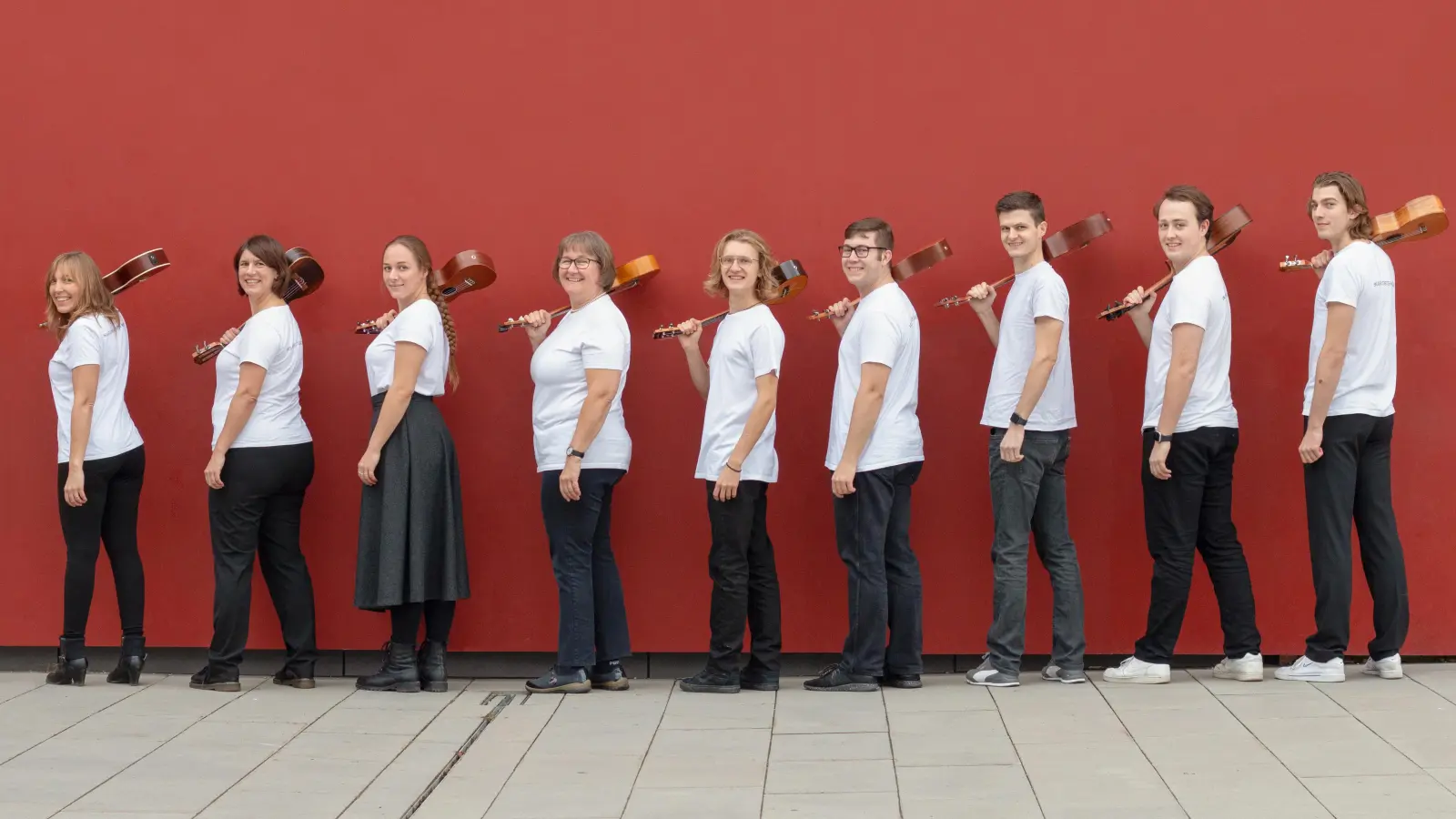 Das Ukulelenorchester Dorfen spielt zum ersten Mal im Festsaal des Wasserschlosses Taufkirchen. (Foto: VA)