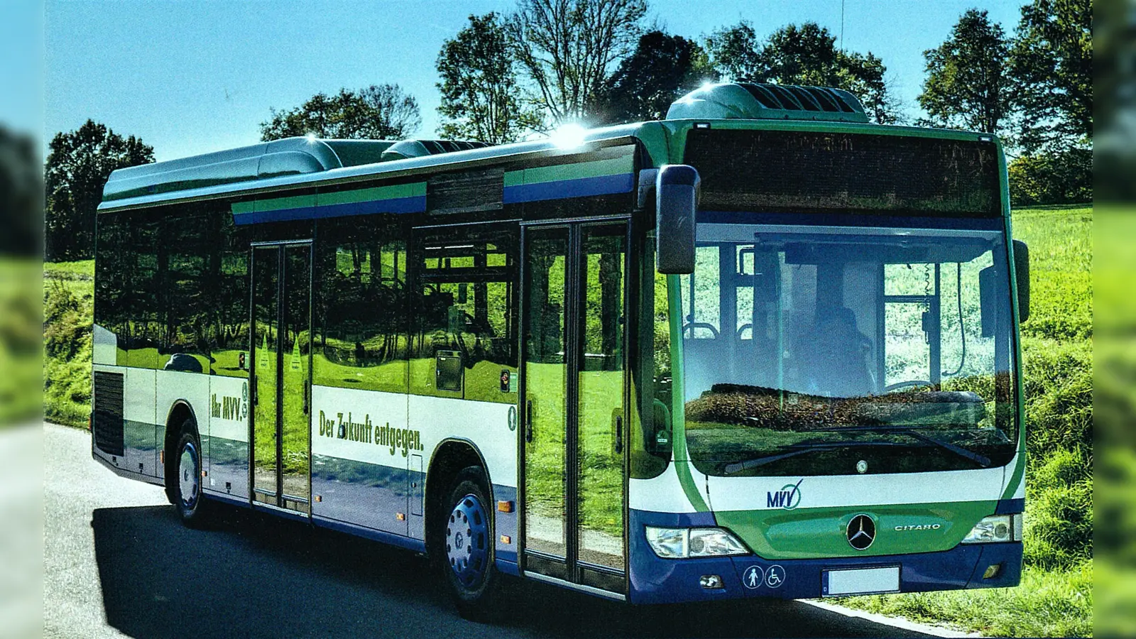 Busfahren mit dem ÖPNV ist eine umweltfreundliche Variante unterwegs zu sein. (Foto: LRA)