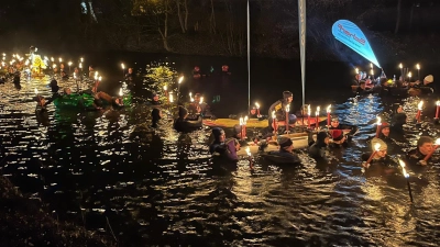 Mit Fackeln schwimmen die Teilnehmenden durch die Sempt. (Foto: jhö)