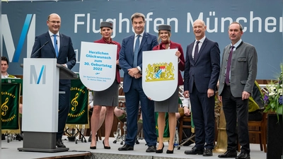 Staatsminister Albert Füracker (l.), Ministerpräsident Dr. Markus Söder (M), Jost Lammers (2.v.r.,) und Hubert Aiwanger (r.) bei der Übergabe zweier Maibaum-Wappenschilder. (Foto: Stephan Goerlich/FMG)