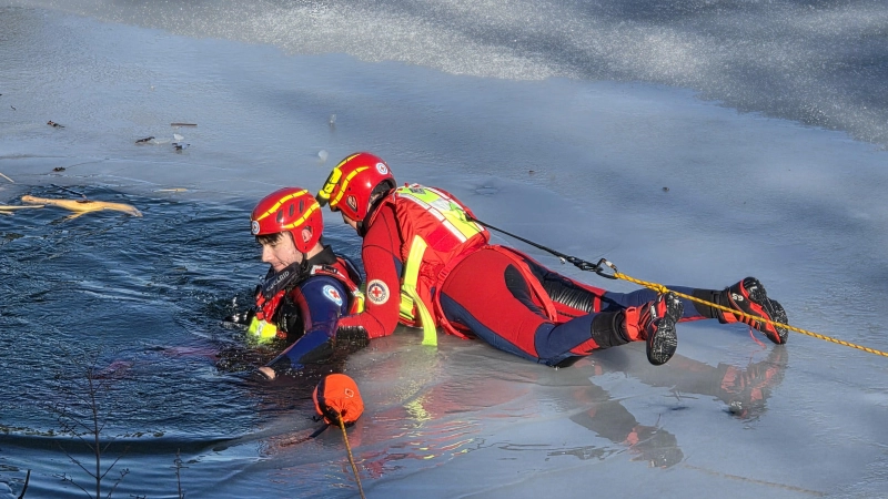 Ein Einbruch ins Eis kann lebensgefährlich sein. (Foto: Wasserwacht Moosburg)