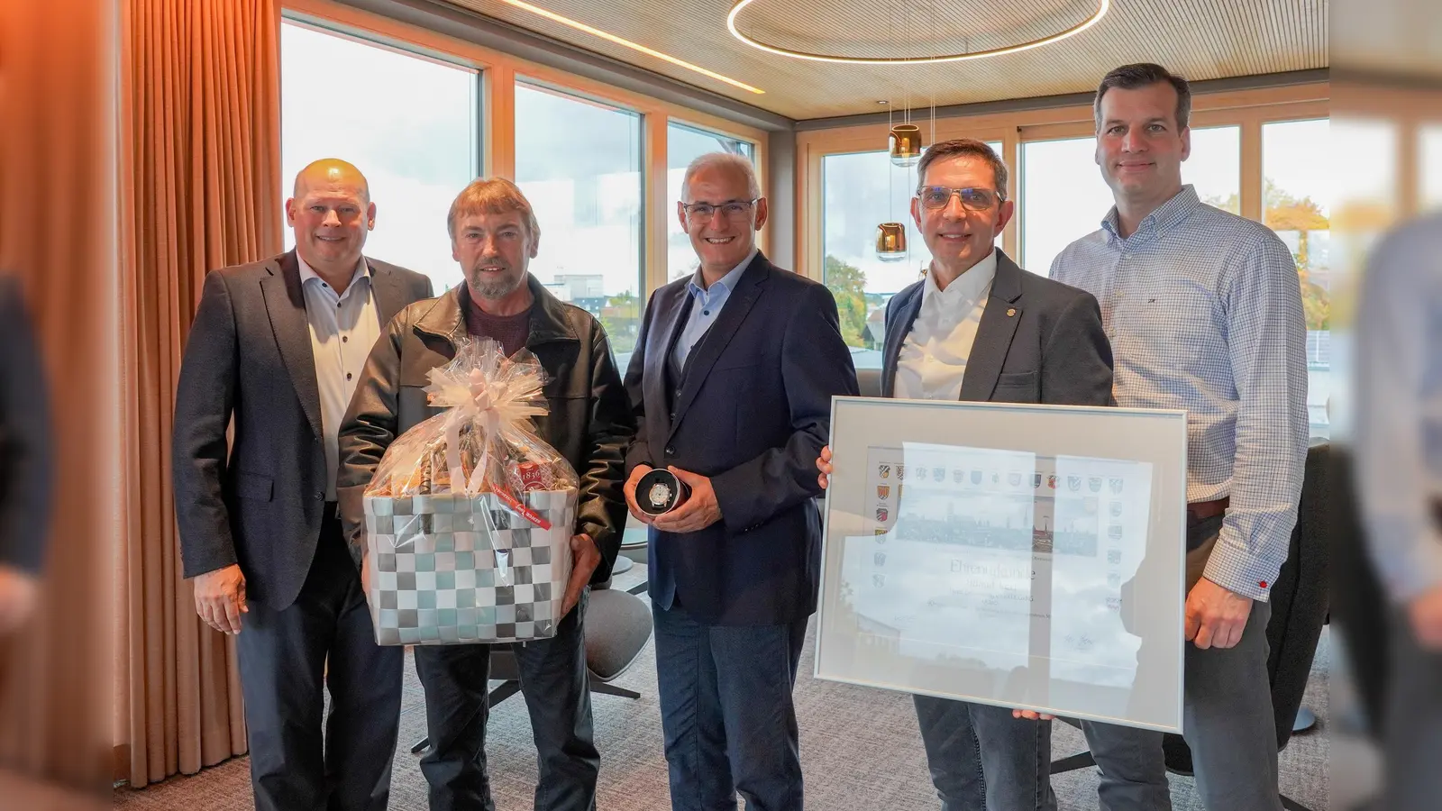 Die Geschäftsführer Otto Heinz (li) und Josef Heinz (re) mit den Jubilaren Johann Marold, Reinhard Brandmaier, Helmut Karl (Mitte v.l.) (Foto: HEINZ)