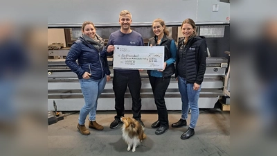 Foto v.l.n.r.: Johanna Kamm, Michael Langer (Ausbildungsleiter), Loredana Colletta, Veronika Kamm und Bürohund Nox (Foto: Mittelschule Erding)