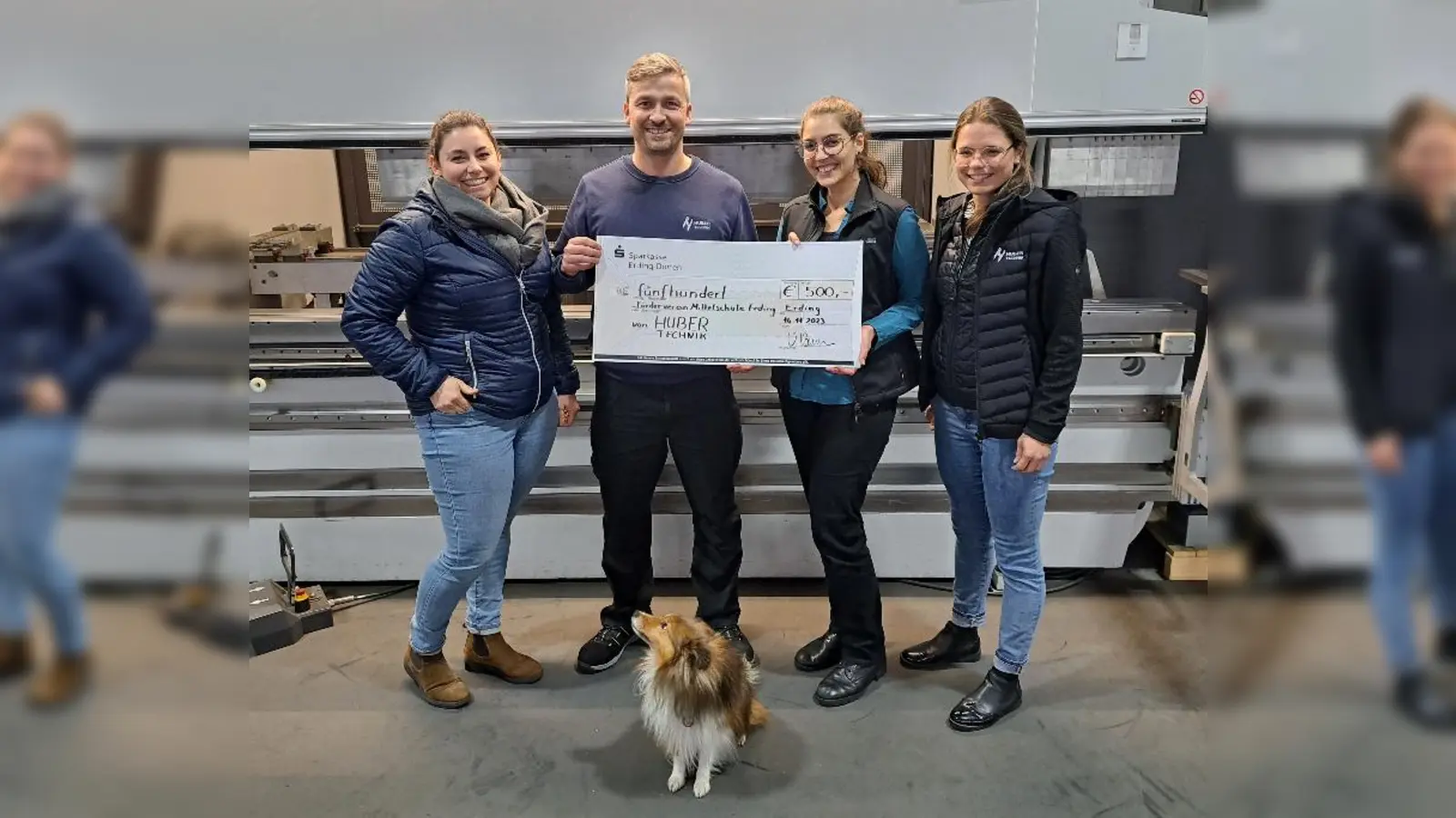 Foto v.l.n.r.: Johanna Kamm, Michael Langer (Ausbildungsleiter), Loredana Colletta, Veronika Kamm und Bürohund Nox (Foto: Mittelschule Erding)